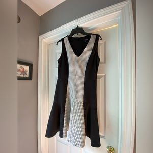 Sharagano Size 4 Womens sleeveless black and white A - line midi dress